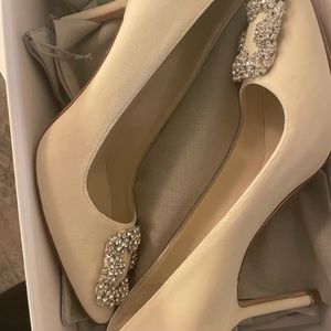 Manolo Blahnik White Velvet Hangisi Pumps